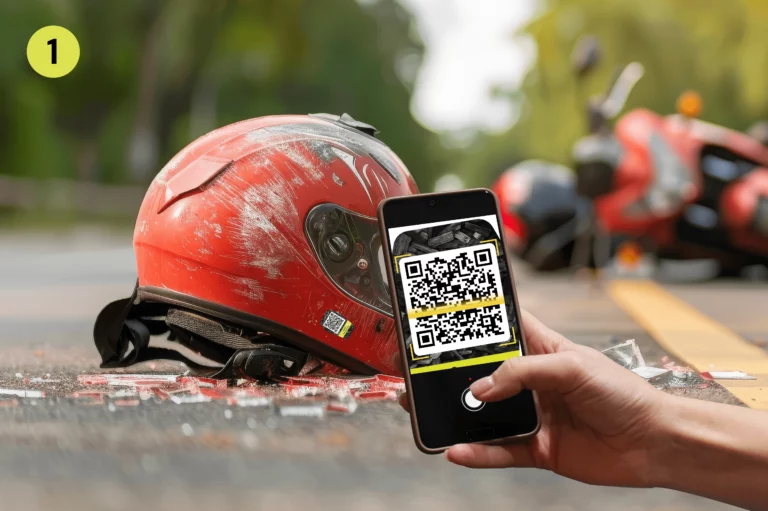 person-scanning-qr-code-01-min (1)